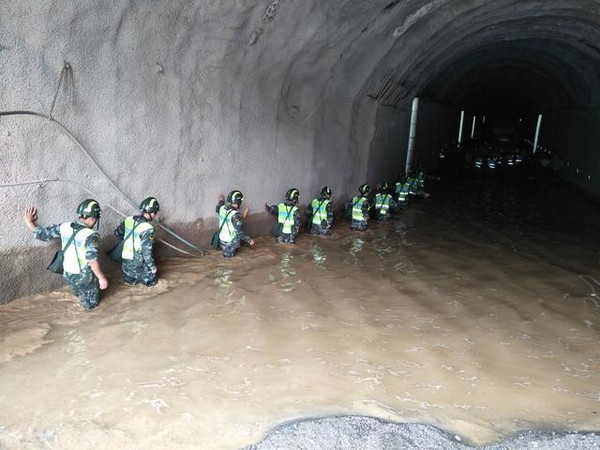 ▲救援官兵須越過約50公尺深的積水，才能抵達救援現場。（圖／翻攝大陸網站）