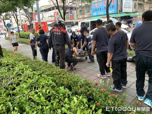 ▲屏東縣消防局出動大批警消在屏東市萬年溪救起米姓男子強制就醫治療。（圖／記者陳崑福翻攝）