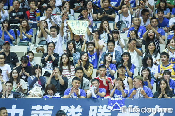 ▲瓊斯盃中華藍、菲律賓，滿場球迷熱情加油。（圖／記者林敬旻攝）