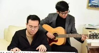 ▲高至凡（左）和他的音樂老搭檔徐聰。（圖／翻攝自《福州新聞廣播》微信公眾號）