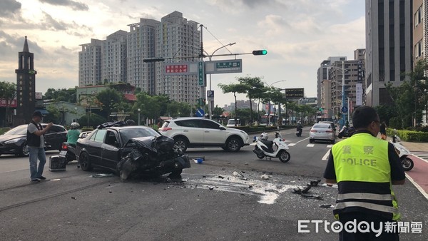 ▲▼蘆洲區三民與長榮路口21日發生嚴重的車禍意外，轎車撞上公車後車頭全毀，轎車上的羅姓駕駛送醫後不治。（圖／記者趙永博攝）