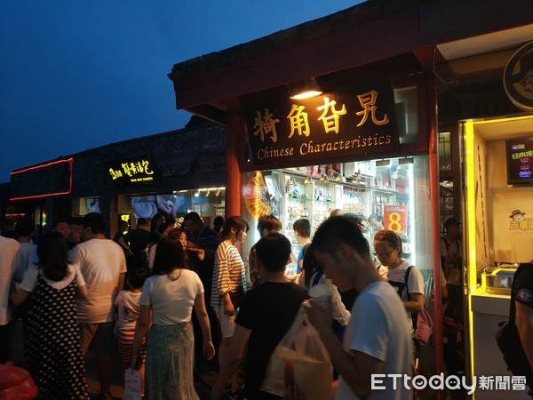 ▲北京晚間街景。（圖／記者馬叔安攝）