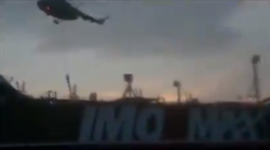 ▲伊朗革命衛隊公布扣押英國油輪影片。（圖／翻攝自推特）