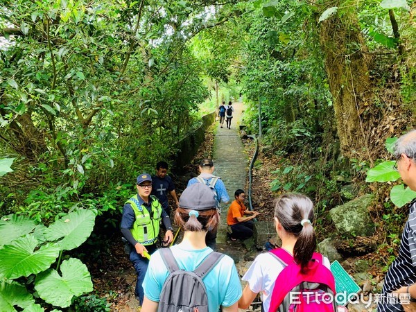 ▲台北市天母古道日前傳出水管破裂、大量水流沖刷登山道警方封鎖通知相關人員搶修。（圖／記者張君豪翻攝）