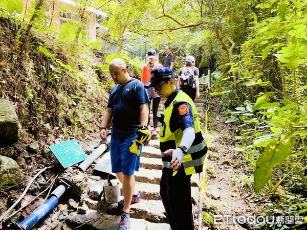 ▲台北市天母古道日前傳出水管破裂、大量水流沖刷登山道警方封鎖通知相關人員搶修。（圖／記者張君豪翻攝）