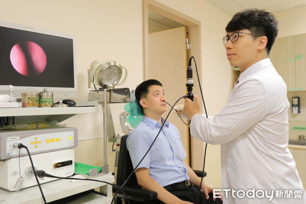 ▲▼亞大醫院耳鼻喉部主治醫師許哲綸以鼻咽內視鏡替患者檢查鼻腔。（圖／非當事人／亞大醫院提供）