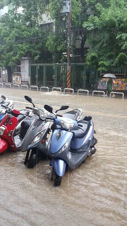 ▲▼北北桃大雷雨，五股成泰路淹水。（圖／翻攝臉書）