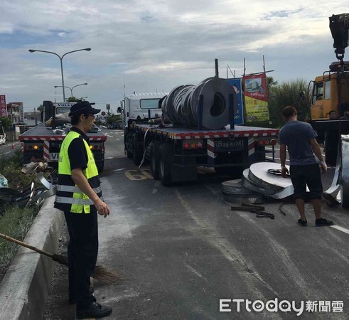 ▲台南市安定區市178線港尾里段北上9公里處，凌晨發生拖板車自撞分隔島事故，駕駛人手部輕傷，警方據報派員現場交通處理，並實施車道調撥。（圖／記者林悅翻攝，下同）