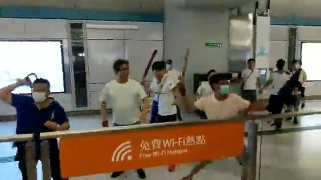 ▲▼香港反送中民眾21日在港鐵元朗站被一群白衣男子暴打。（圖／路透）