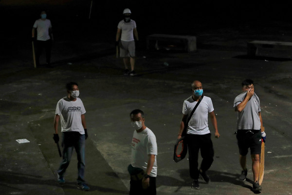 ▲香港721遊行，有白衣人士無差別打人，中聯辦被潑漆。（圖／路透）
