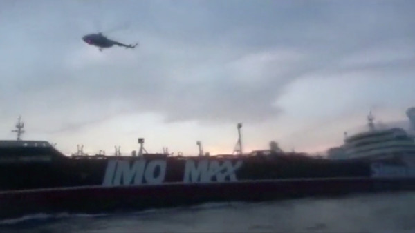 ▲▼伊朗軍方直升機接近英國油輪「史丹納帝國號」（Stena Impero）。（圖／路透）