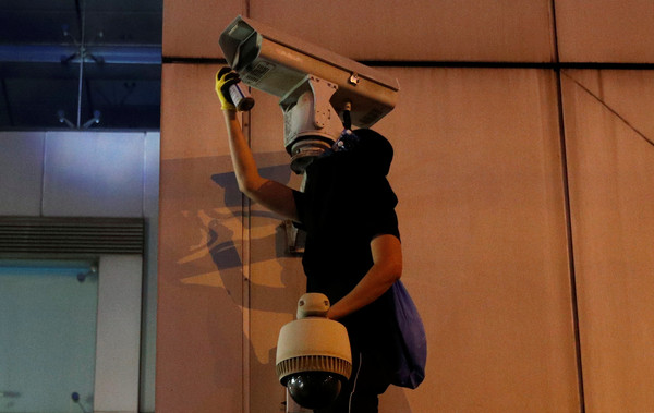 ▲香港中聯辦的監視器被噴漆。（圖／路透社）