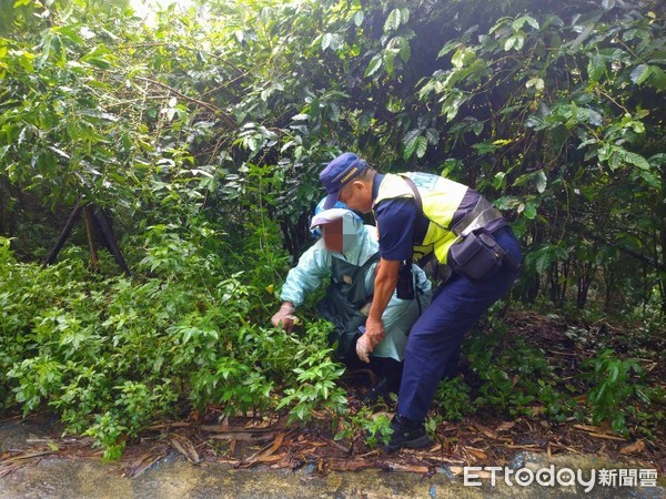 ▲大雨路倒，民眾受傷，屏東縣內埔警分局員警、消防人員及時救援。（圖／記者陳崑福翻攝）