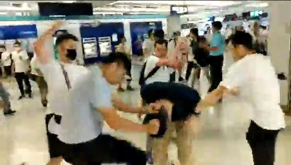 ▲▼香港民眾21日在港鐵元朗站被一群白衣男子暴打。（圖／路透）