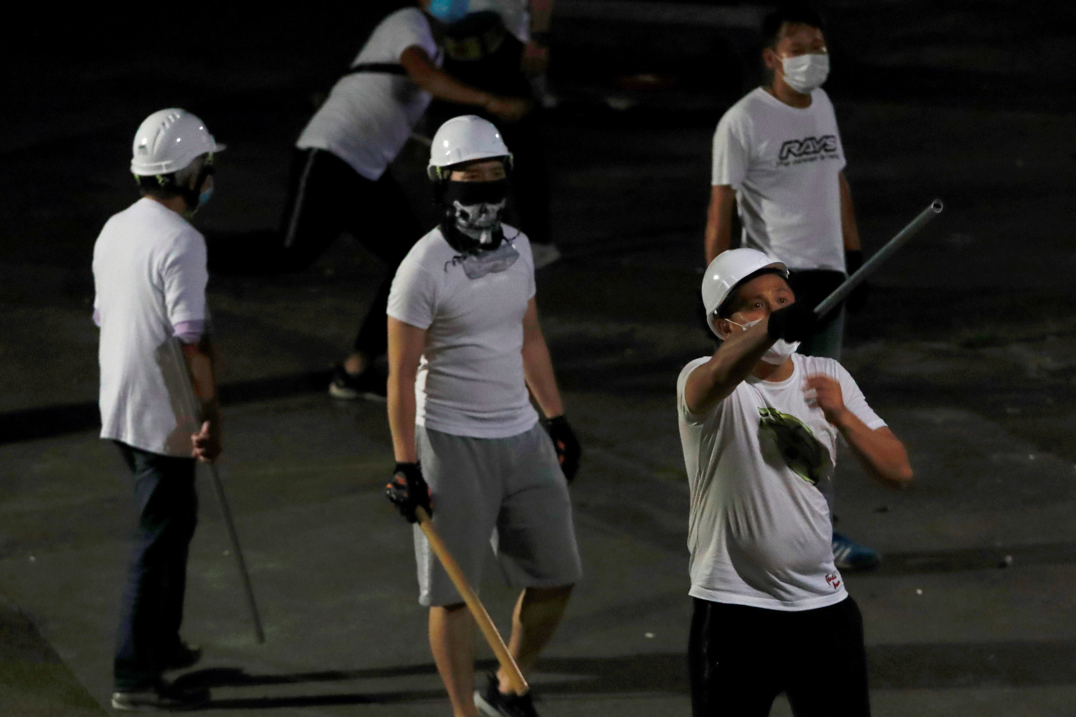 ▲香港721元朗事件，白衣人手持棍棒攻擊路人及特定人士。（圖／路透社）