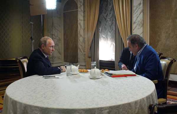 ▲今年6月19日，奧立佛史東(Oliver Stone)在莫斯科採訪普丁時的畫面。（圖／路透）