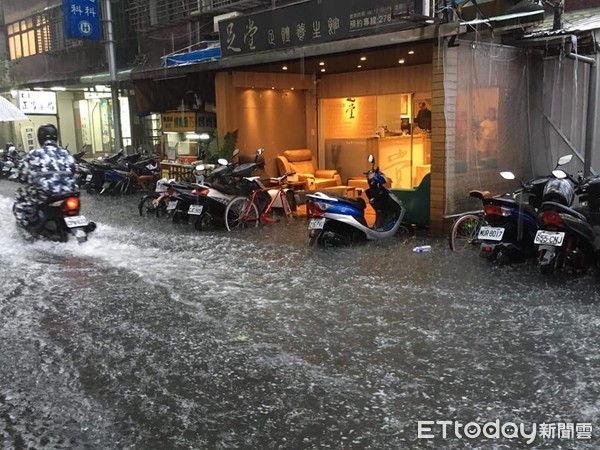 ▲▼台北降下大雷雨，通化街38巷淹水。（圖／讀者提供）