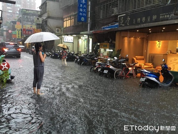 ▲▼台北降下大雷雨，通化街38巷淹水。（圖／讀者提供）