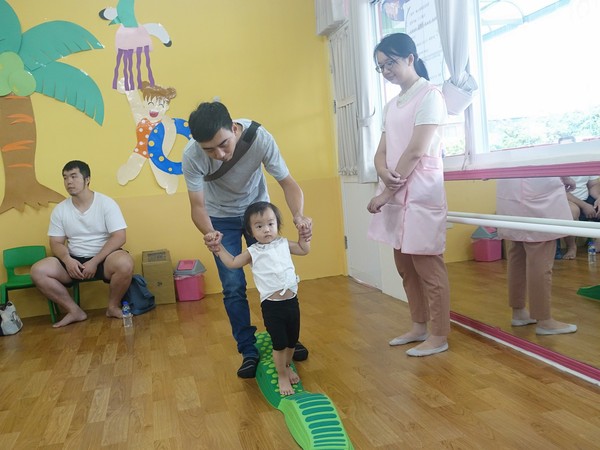 ▲▼ 嘉義市東區公共托嬰中心開幕，市長黃敏惠與家長練習幫寶寶按摩。（圖／記者翁伊森翻攝，下同）