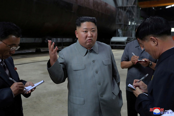 ▲▼北韓領導人金正恩視察新潛艇。（圖／路透）