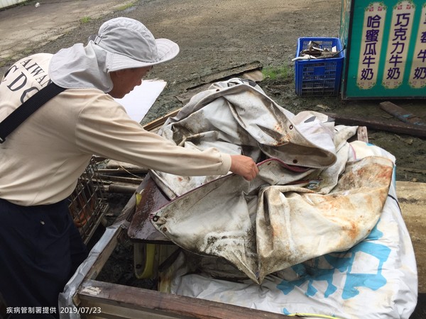 ▲▼疾管署防疫人員於台南市南區調查病媒孳生源 。（圖／疾管署提供）