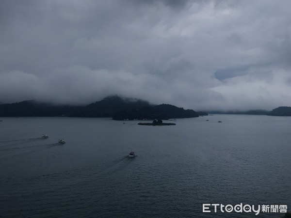 ▲近期日月潭午後總是下起大雨。