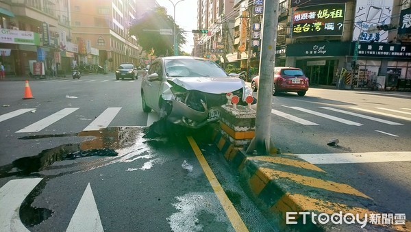 ▲▼消防隊到場撲滅火勢，將婦人送醫仍宣告不治。             。（圖／記者李忠憲翻攝）