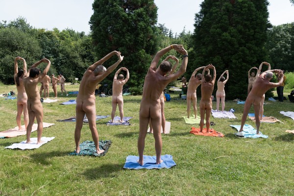 ▲▼ 2018年6月24日，法國巴黎裸體主義者在文森森林（Bois de Vincennes）天體營參加瑜珈課程。（圖／達志影像／美聯社）