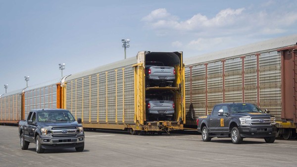 ▲Ford F-150 EV電動皮卡原型車展演拖曳能力，拖動453.5噸運輸貨櫃。（圖／翻攝自Ford）