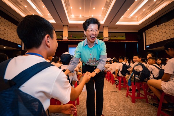 ▲海基會台商子女夏令營　帶小朋友練正體字「扎根台灣印象」。（圖／海基會）