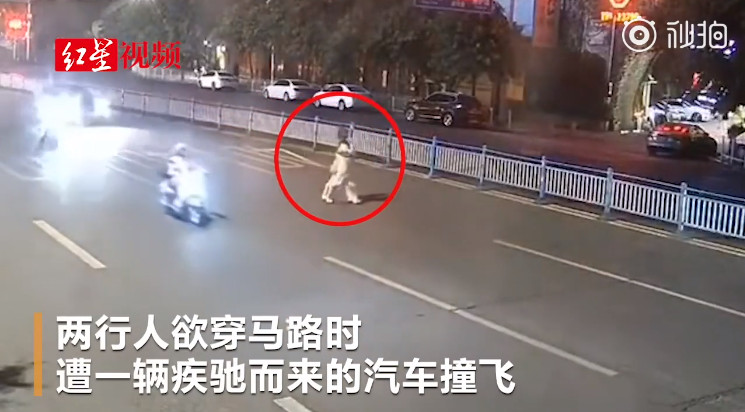 ▲▼2女橫跨馬路遭撞飛。（圖／翻攝紅星視頻截圖）