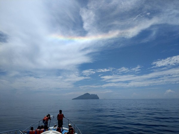 ▲▼24日龜山島上空現罕見「火彩虹」，讓賞鯨遊客驚奇。（圖／超級星號解說員簡逢均提供，下同）