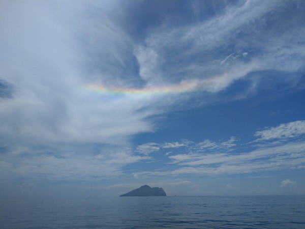 ▲▼24日龜山島上空現罕見「火彩虹」，讓賞鯨遊客驚奇。（圖／超級星號解說員簡逢均提供，下同）