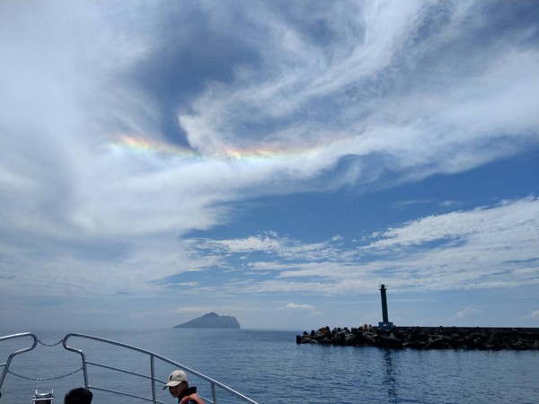▲▼24日龜山島上空現罕見「火彩虹」，讓賞鯨遊客驚奇。（圖／超級星號解說員簡逢均提供，下同）