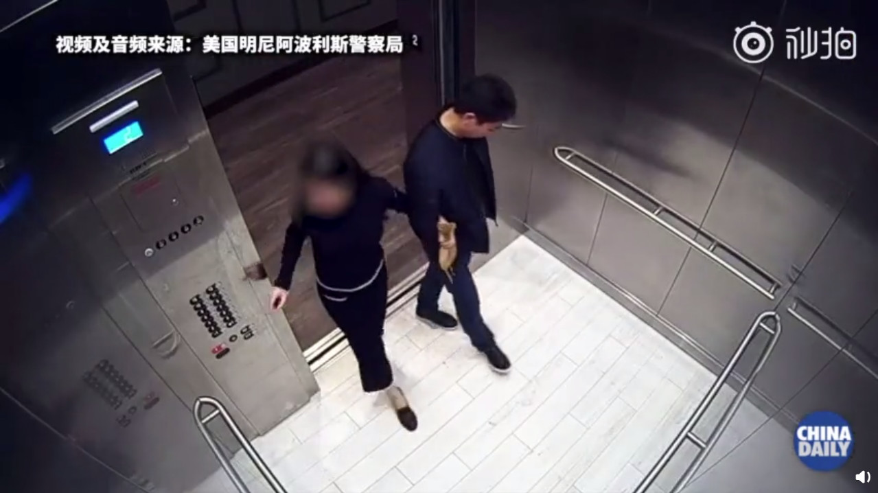 ▲劉強東與女子走進電梯。（圖／翻攝自微博／中國日報）