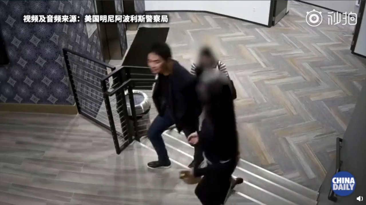 ▲劉強東與女子走進電梯。（圖／翻攝自微博／中國日報）