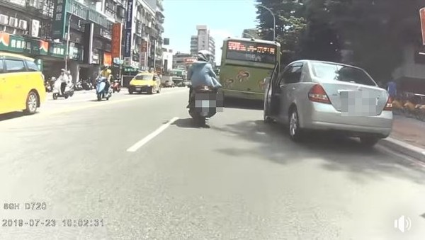 ▲▼汽車打開車門想要逼車，竟成為「開門透氣」笑翻網友。（圖／翻攝自爆料公社）