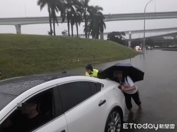 ▲▼五股急降雨釀災，警方協助推車將拋錨車輛移動至安全區域。（圖／記者陳豐德翻攝）