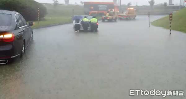 ▲▼五股急降雨釀災，警方協助推車將拋錨車輛移動至安全區域。（圖／記者陳豐德翻攝）