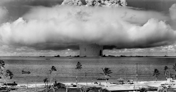 ▲1946年美國在太平洋試驗場馬紹爾群島首次進行的核試驗。（圖／翻攝自維基百科）