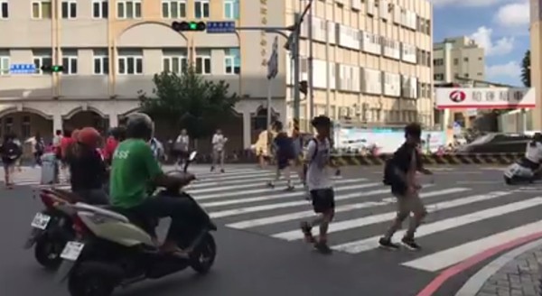 ▲台鐵台南火車站前圓環路口，常出現行人與機車爭道情形，危害行人。（翻攝自臉書社團「翻轉台南交通違規」）