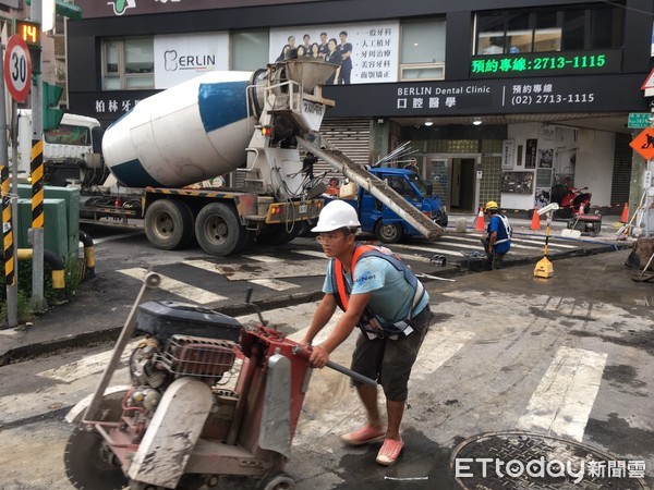 ▲▼水管破裂！松山區慶城街大量自來水狂噴。（圖／記者孫于珊攝）