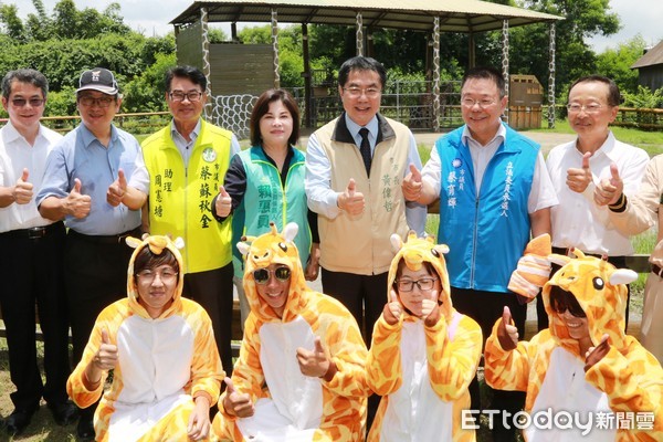 ▲台南學甲頑皮世界野生動物園，斥資2千萬從美國進口的一對長頸鹿，7月25日正式亮相，台南市長黃偉哲親自到場祝賀。（圖／記者林悅翻攝，下同）