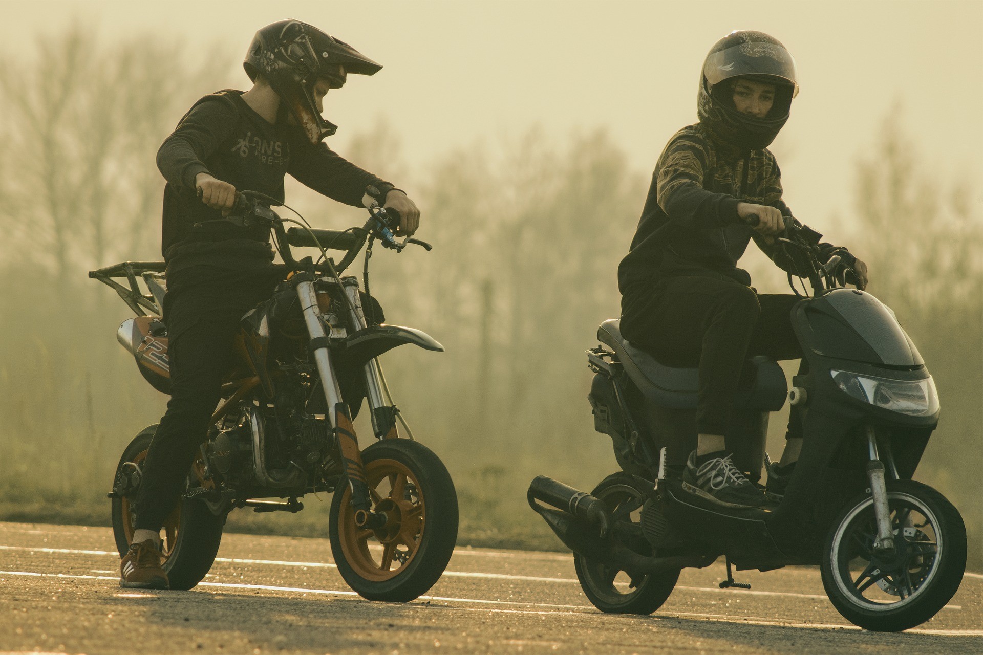 ▲▼   騎士,全罩式安全帽,半罩式安全帽,機車,摩托車,安全帽          。（圖／pixabay）