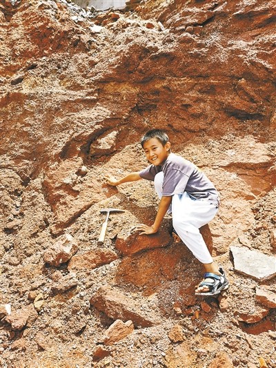 ▲張仰喆發現6600萬年前恐龍蛋化石。（圖／翻攝自《北京青年報》）