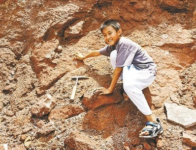 ▲張仰喆發現6600萬年前恐龍蛋化石。（圖／翻攝自《北京青年報》）