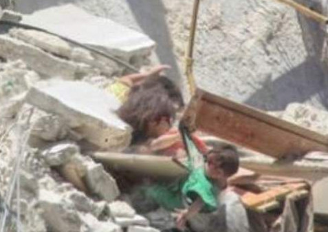 ▲敘利亞空襲5歲女孩緊抓7月大妹妹。（圖／翻攝自推特）