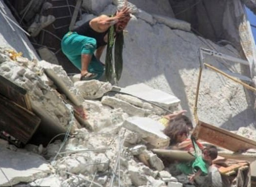 ▲敘利亞空襲5歲女孩緊抓7月大妹妹。（圖／翻攝自推特）