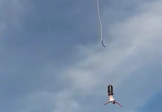 ▲波蘭男子高空彈跳直接扯斷脊椎。（圖／翻攝自Youtube）