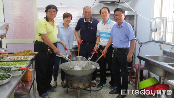 ▲台南市學甲區三慶關懷據點在7月26日辦理「三慶廚房」啟用儀式，讓長輩有一個很健康又舒適的用餐環境。（圖／記者林悅翻攝，下同）